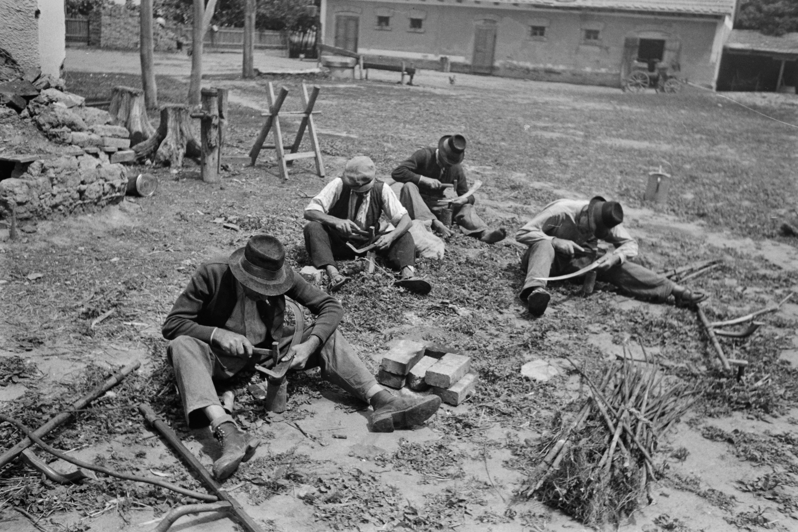 Hungary, Kézi kasza élezése, kikalapálása., 1949, Kovács Márton Ernő, saw-buck, men, sitting, tool, sitting on the ground, Fortepan #33230