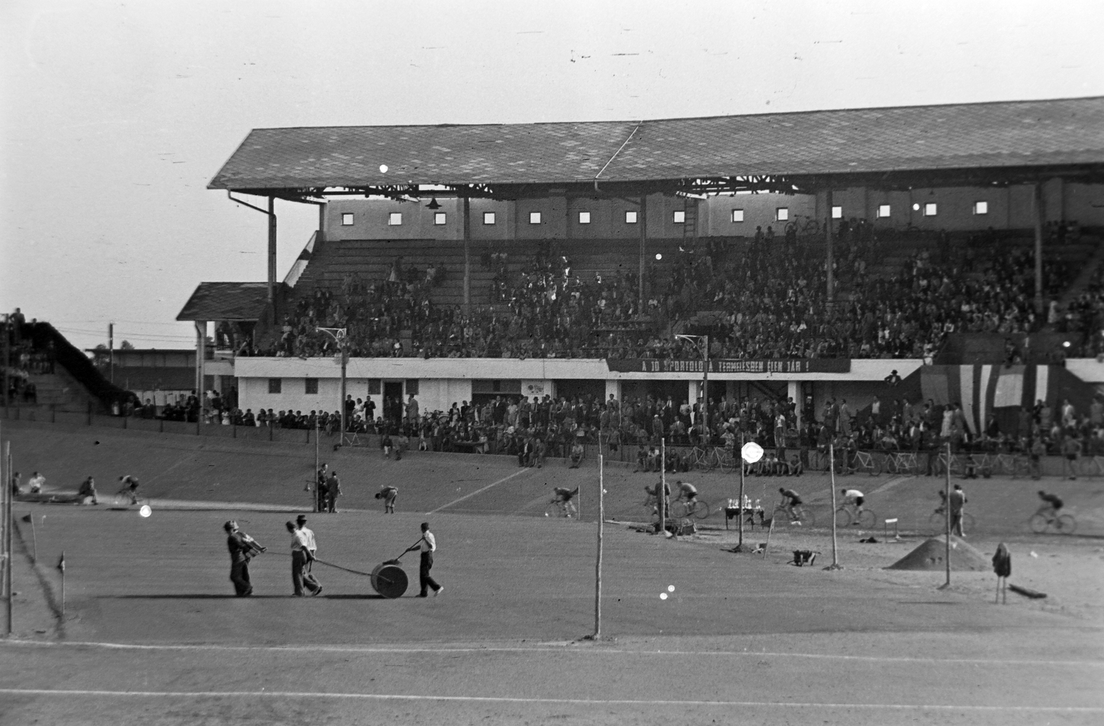 Hungary, Budapest XIV., Szabó József utca, Millenáris pálya, a magyar kerékpáros körverseny (Tour de Hongrie) zárónapja 1949. július 1-én., 1949, Kovács Márton Ernő, Budapest, track maintenance, pitch, Fortepan #33238