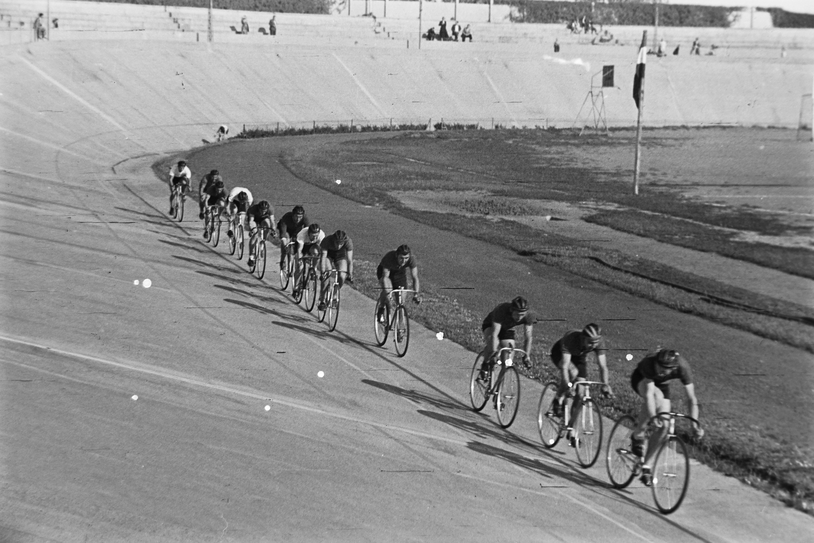 Hungary, Budapest XIV., Szabó József utca, Millenáris pálya, a magyar kerékpáros körverseny (Tour de Hongrie) zárónapja 1949. július 1-én., 1949, Kovács Márton Ernő, bicycle, Budapest, men, bicycle race, racing bicycle, Fortepan #33239