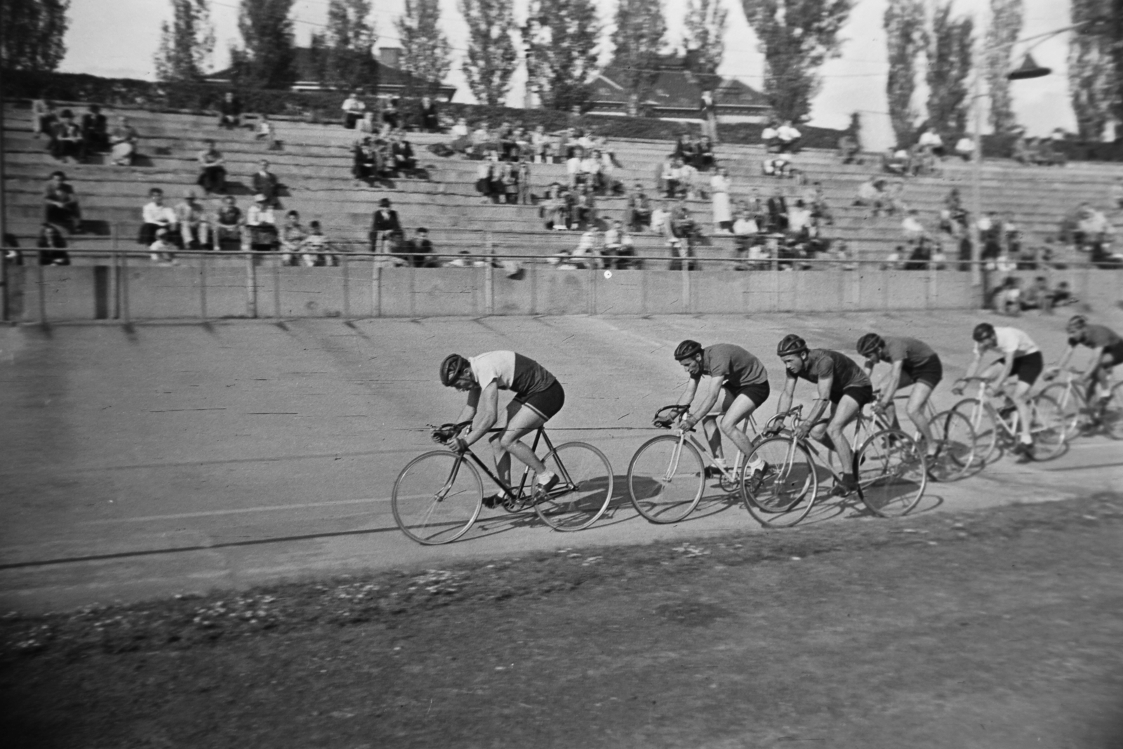 Hungary, Budapest XIV., Szabó József utca, Millenáris pálya, a magyar kerékpáros körverseny (Tour de Hongrie) zárónapja 1949. július 1-én., 1949, Kovács Márton Ernő, bicycle, Budapest, men, bicycle race, racing bicycle, crash helmet, Fortepan #33241