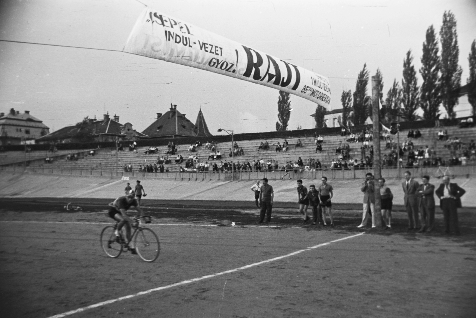 Hungary, Budapest XIV., Szabó József utca, Millenáris pálya, a magyar kerékpáros körverseny (Tour de Hongrie) zárónapja 1949. július 1-én., 1949, Kovács Márton Ernő, bicycle, Budapest, racing bicycle, Fortepan #33242