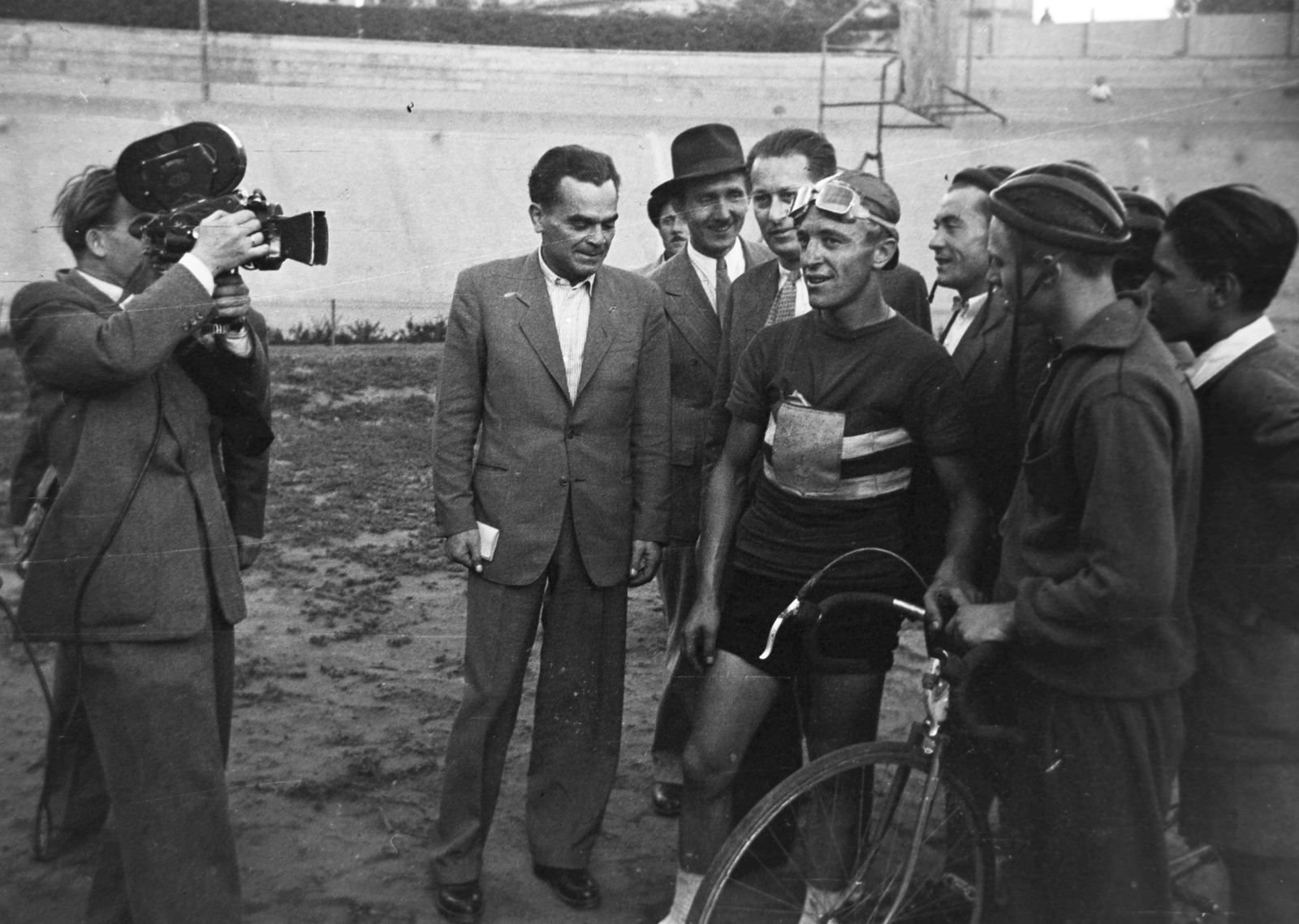 Magyarország, Budapest XIV., Szabó József utca, Millenáris pálya, a magyar kerékpáros körverseny (Tour de Hongrie) zárónapja 1949. július 1-én. A győztes francia André Labeylie., 1949, Kovács Márton Ernő, sport, kerékpár, filmkamera, Arriflex-márka, Budapest, országúti kerékpár, bukósisak, Fortepan #33243