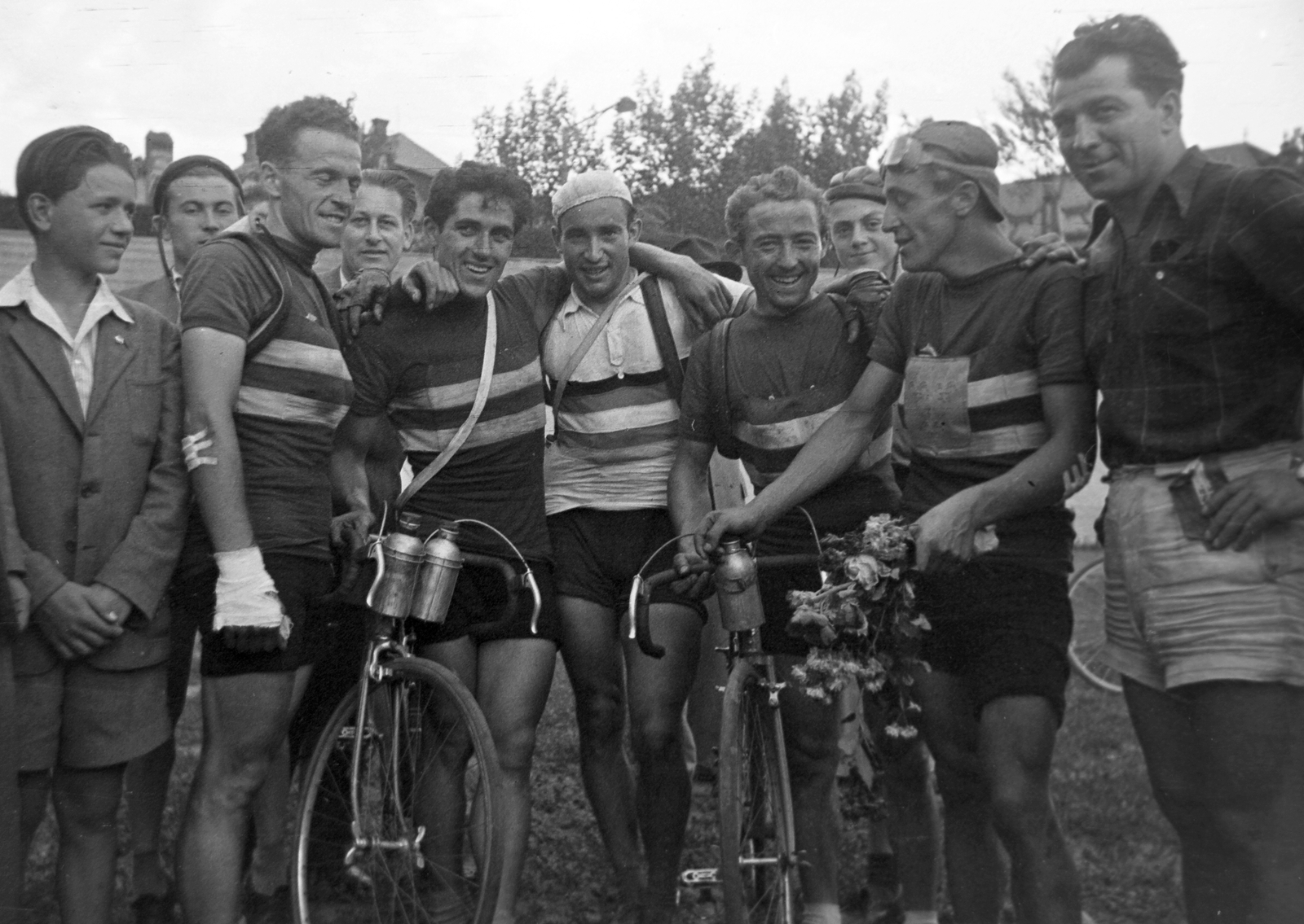 Hungary, Budapest XIV., Szabó József utca, Millenáris pálya, a magyar kerékpáros körverseny (Tour de Hongrie) zárónapja 1949. július 1-én. A győztes francia csapat., 1949, Kovács Márton Ernő, bicycle, Budapest, arms around shoulders, tableau, men, bicycle race, champion, racing bicycle, Fortepan #33245