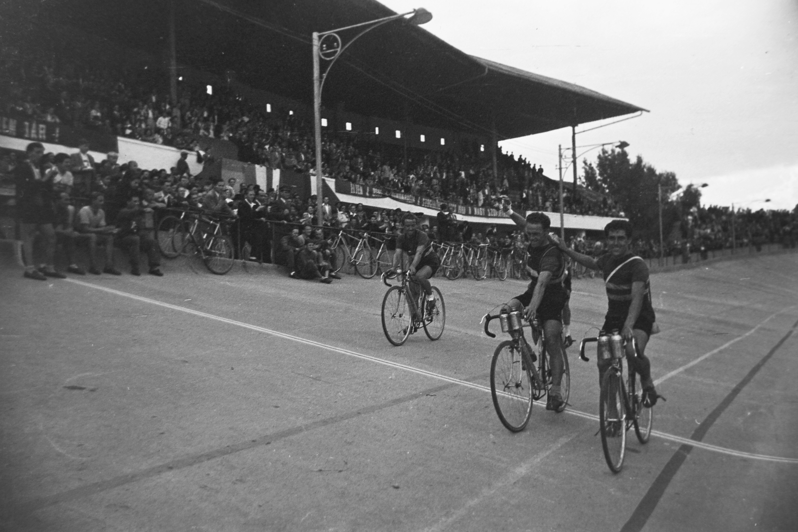 Hungary, Budapest XIV., Szabó József utca, Millenáris pálya, a magyar kerékpáros körverseny (Tour de Hongrie) zárónapja 1949. július 1-én., 1949, Kovács Márton Ernő, bicycle, Budapest, bicycle race, racing bicycle, Fortepan #33246