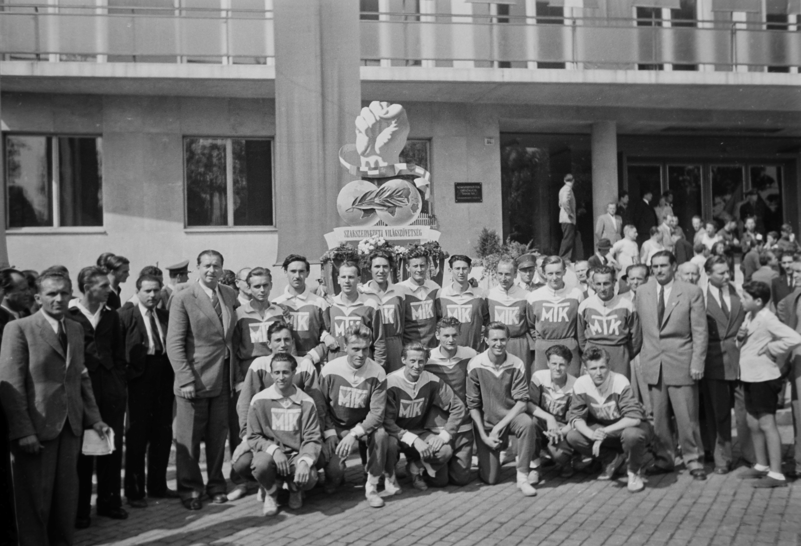Hungary, Budapest VI., Dózsa György út 84. SZOT székház. A Béke staféta díjátadó ünnepsége, az MTK férfi csapata., 1949, Kovács Márton Ernő, Budapest, men, youth, festive, socialism, union, Fortepan #33251