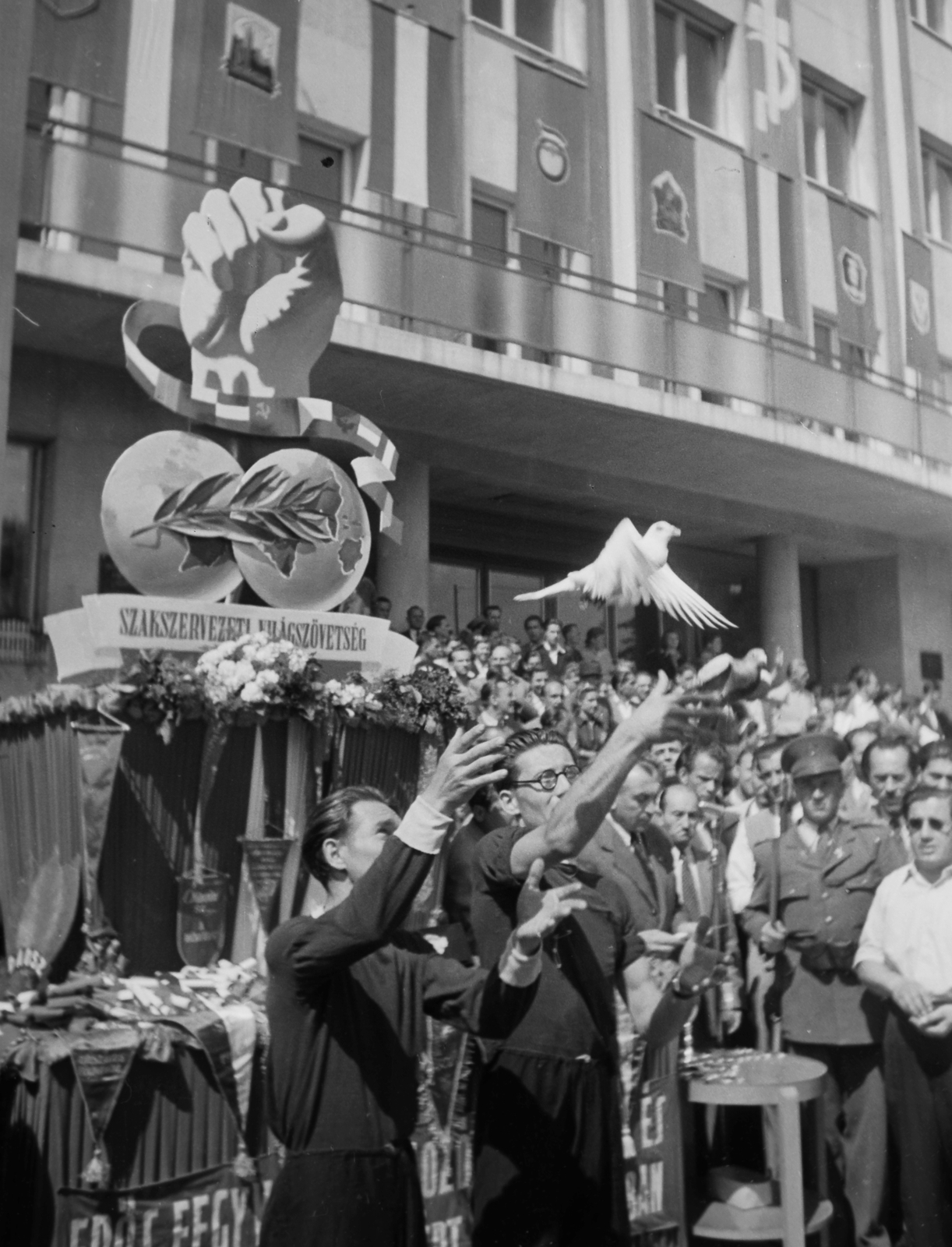 Hungary, Budapest VI., Dózsa György út 84. SZOT székház. A Béke staféta díjátadó ünnepsége., 1949, Kovács Márton Ernő, dove, Budapest, festive, union, dove of peace, Fortepan #33253