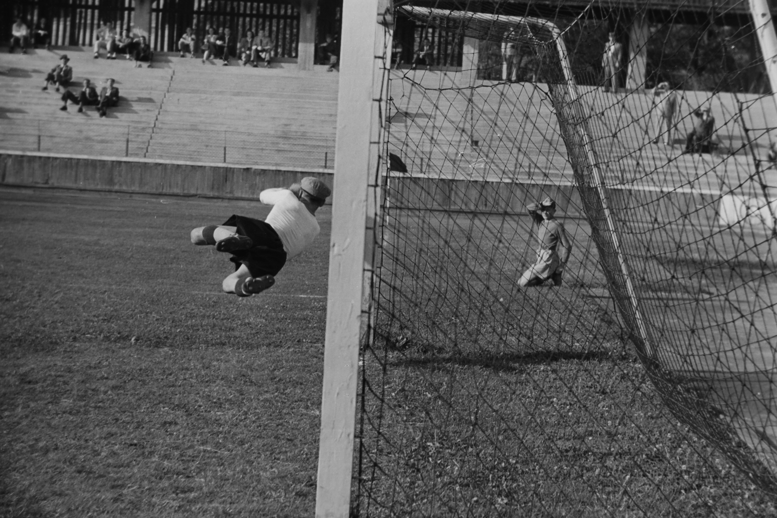 Hungary, Budapest IX., Üllői út, FTC stadion. Kispest-Kistext (3:1) bajnoki mérkőzés., 1949, Kovács Márton Ernő, football, goalkeeper, Budapest, Fortepan #33259