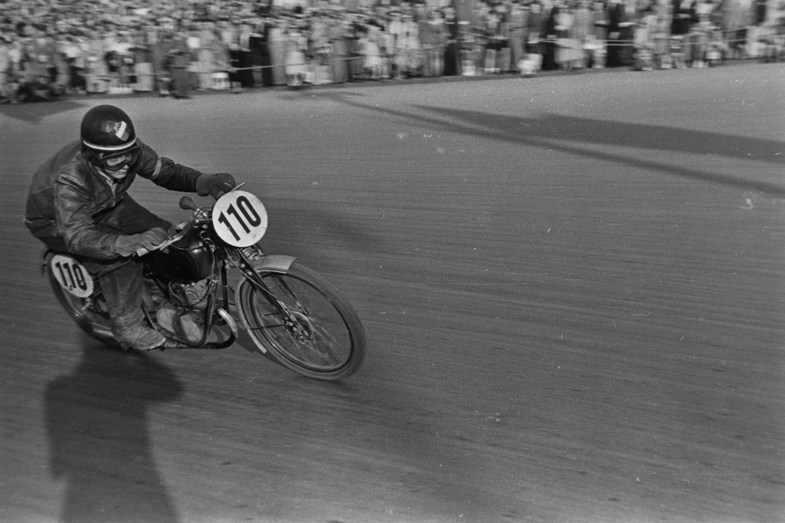 Hungary, Budapest XIV., Hősök tere, a Motorsportszövetség és a Mogürt nemzetközi motorversenye 1949. június 26-án. Csepregi György motorversenyző., 1949, Kovács Márton Ernő, motorcycle, Csepel-brand, crash helmet, motorcycle race, Budapest, Fortepan #33262