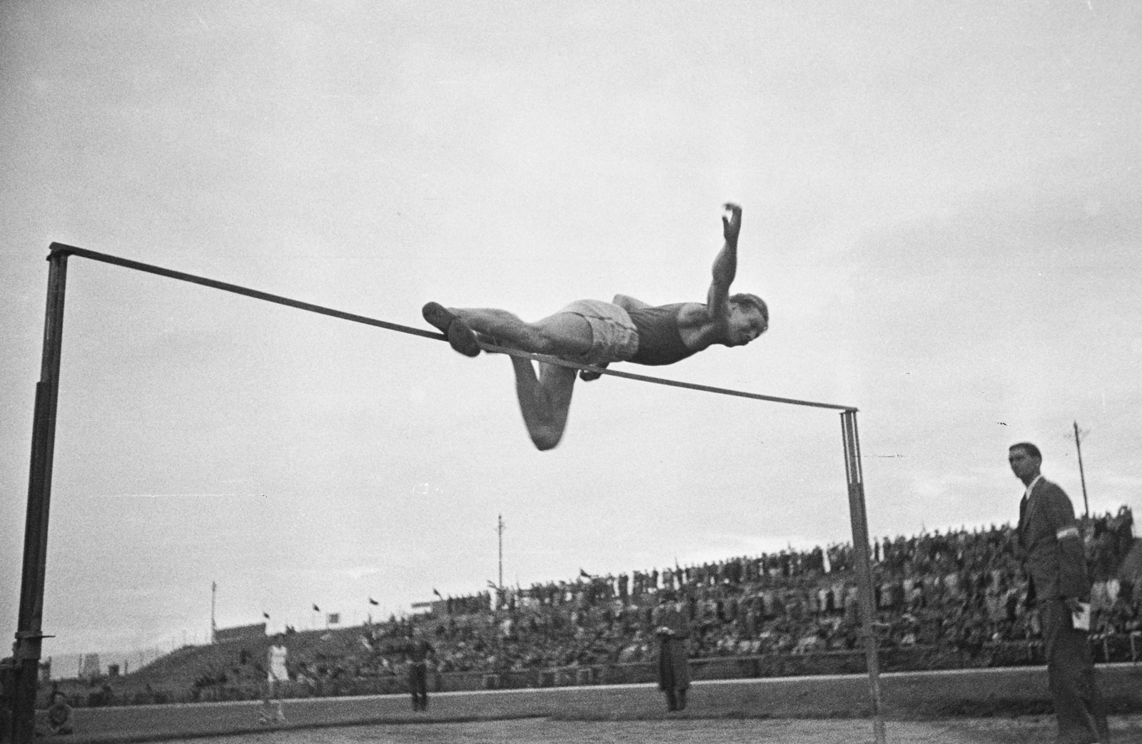 Hungary, Budapest VIII., Sport utca, Előre pálya, a Vasas nemzetközi atlétikai versenye, férfi magasugrás., 1949, Kovács Márton Ernő, high jump, Budapest, men, Fortepan #33275