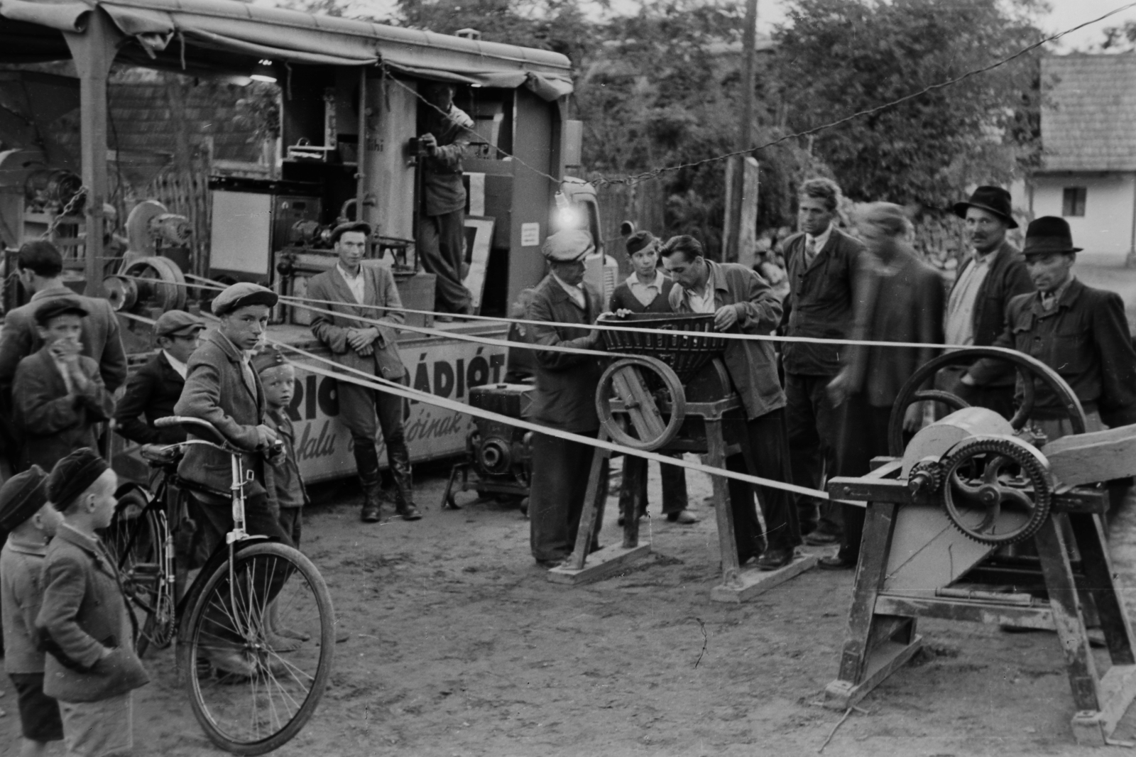 Hungary, Szabadszállás, A népi demokrácia villanyt ad a falunak, elektromos háztartási eszközök bemutatója Szabadszálláson., 1949, Kovács Márton Ernő, bicycle, belt drive, ad truck, Fortepan #33280