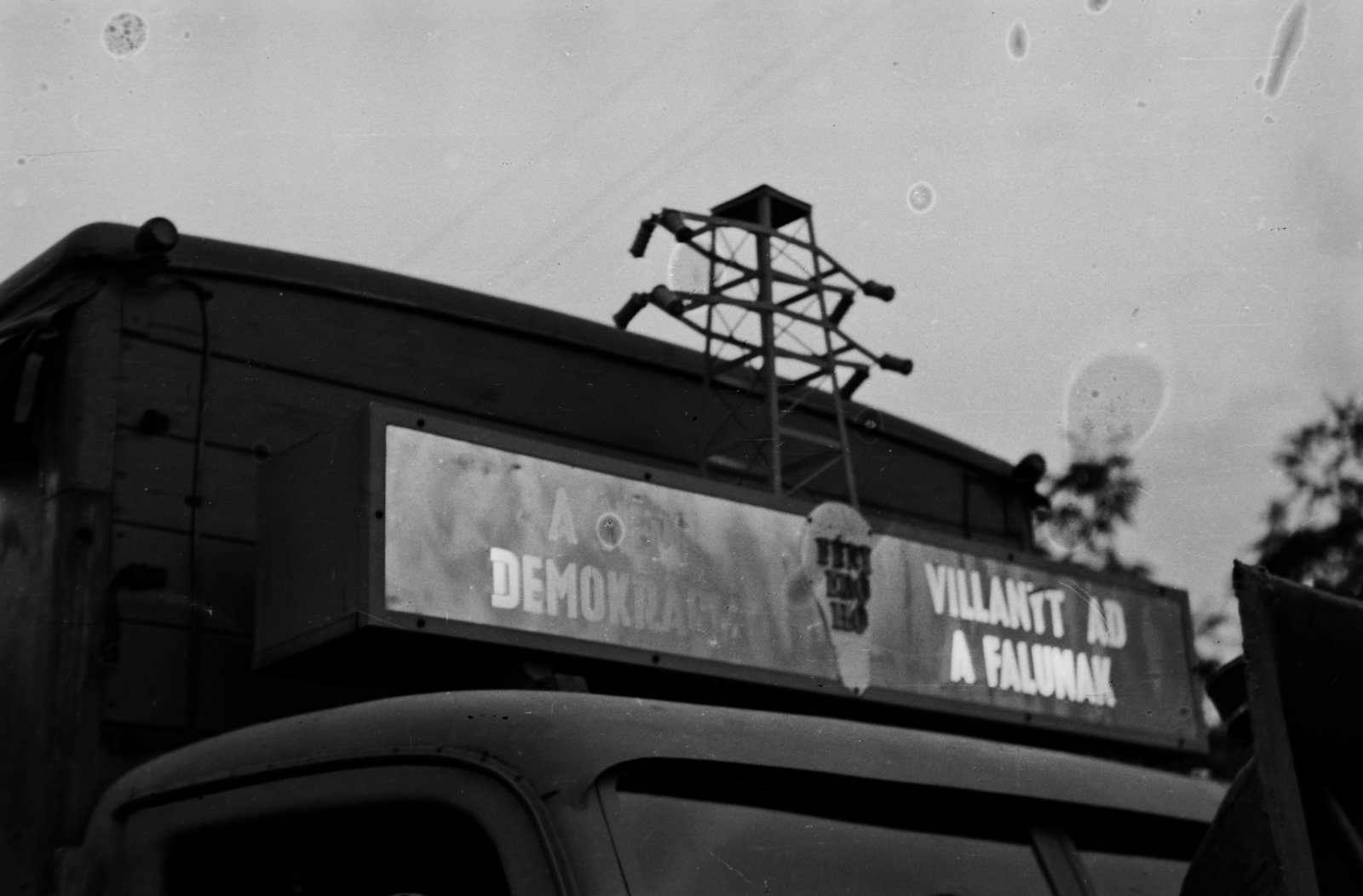 Hungary, Szabadszállás, A népi demokrácia villanyt ad a falunak, elektromos háztartási eszközök bemutatója Szabadszálláson., 1949, Kovács Márton Ernő, village, Fortepan #33281