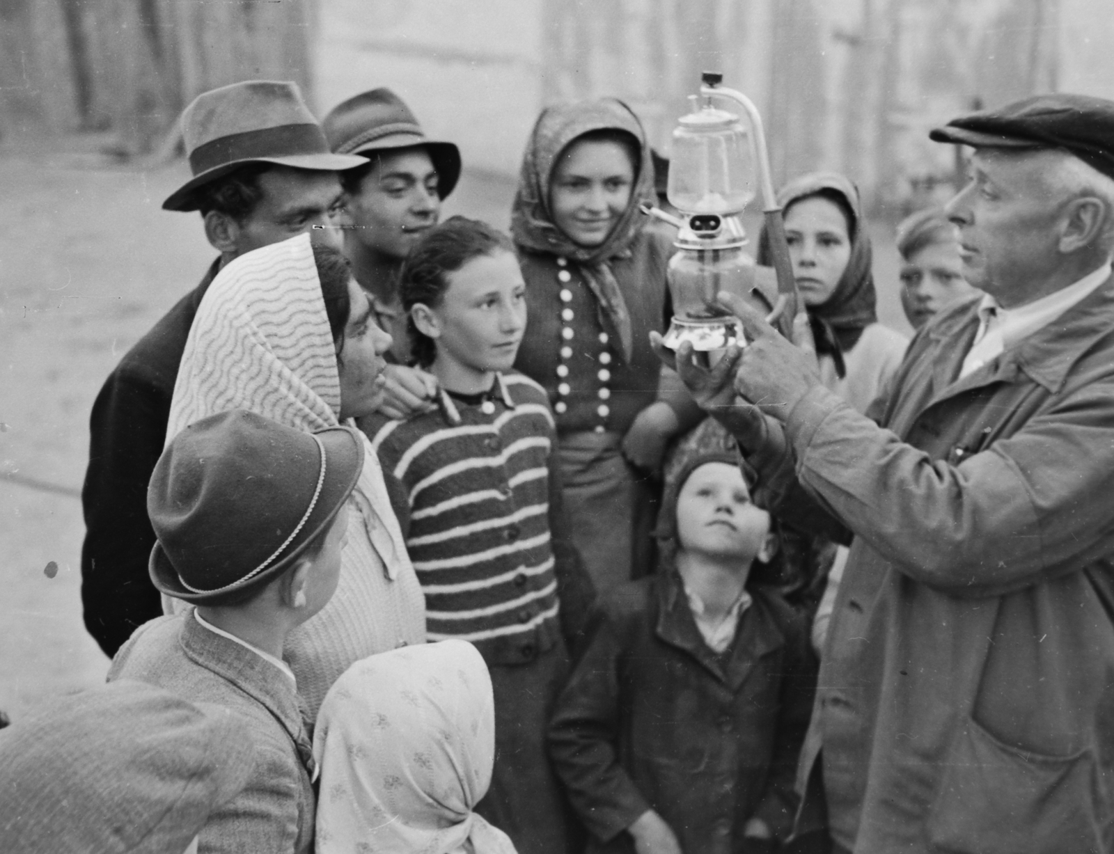 Hungary, Szabadszállás, A népi demokrácia villanyt ad a falunak, elektromos háztartási eszközök bemutatója Szabadszálláson., 1949, Kovács Márton Ernő, coffee maker, curiosity, kitchen appliances, Fortepan #33283