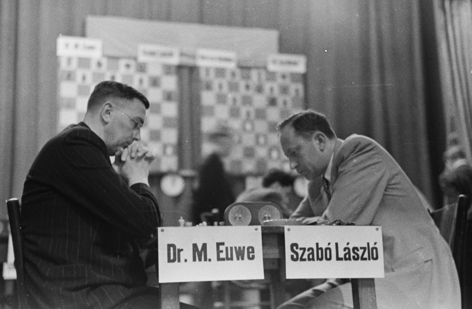 Hungary, Budapest VIII., Magdolna (Koltói Anna) utca 5-7., a Vasas Szakszervezet Székháza. Magyarország - Hollandia sakkmérkőzés. Dr. Max Euwe egykori világbajnok és Szabó László nemzetközi nagymester, világbajnokjelölt sakkozók., 1949, Kovács Márton Ernő, chess, Budapest, Fortepan #33286