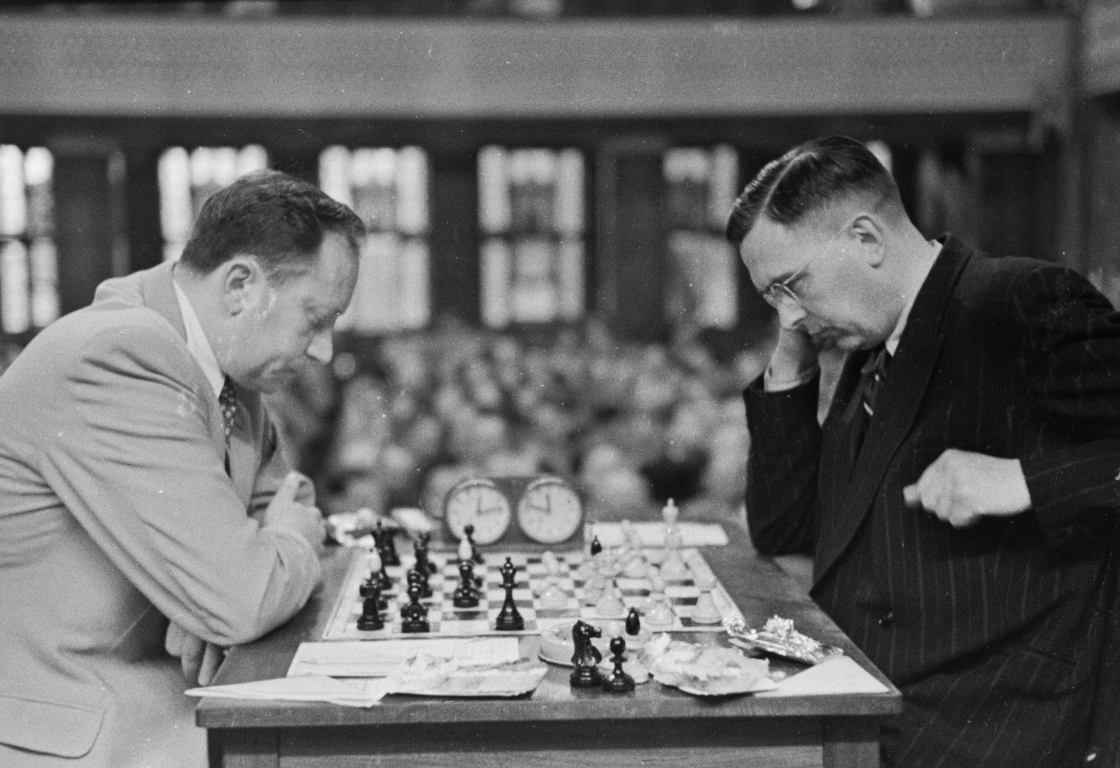 Hungary, Budapest VIII., Magdolna (Koltói Anna) utca 5-7., a Vasas Szakszervezet Székháza. Magyarország - Hollandia sakkmérkőzés. Szabó László nemzetközi nagymester, világbajnokjelölt és dr. Max Euwe egykori világbajnok sakkozók., 1949, Kovács Márton Ernő, chess, chess table, Budapest, Fortepan #33288