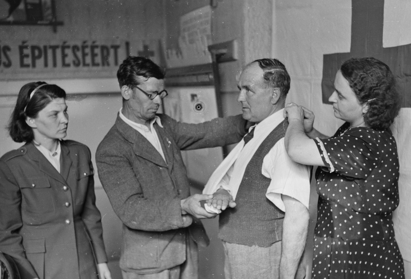 Hungary, elsősegély tanfolyam a Budapest Székesfőváros Gázmüveinél., 1949, Kovács Márton Ernő, wounded, first aid, triangular bandage, Fortepan #33294