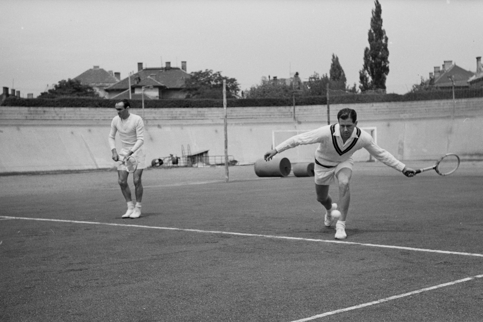 Magyarország, Budapest XIV., Szabó József utca, Millenáris sporttelep, Magyarország-Franciaország (2:3) Davis kupa európai zóna elődöntő teniszmérkőzés, Henri Bolelli és Marcel Bernard francia teniszpáros az edzésen., 1949, Kovács Márton Ernő, sport, tenisz, Budapest, Fortepan #33295