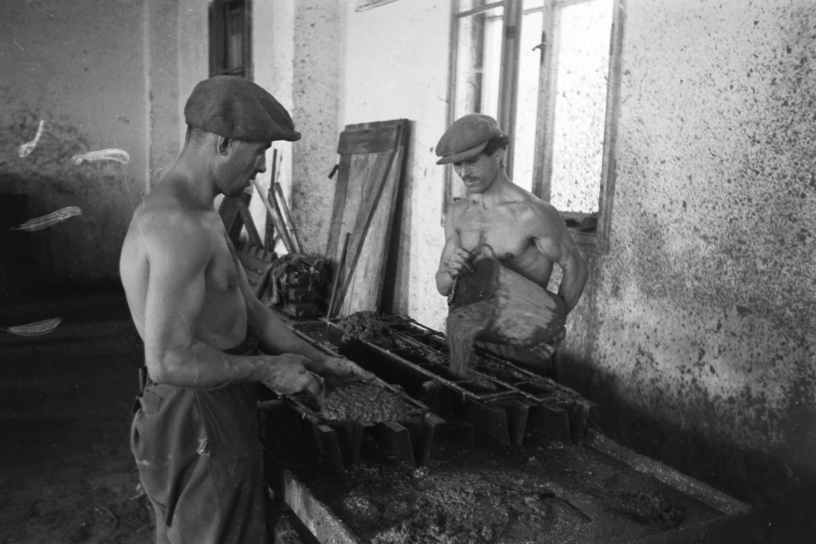 Magyarország, Budapest XI., Budafoki út 78. Épületelemgyártó és Lakásépítő Nemzeti Vállalat. Vasbeton áthidalók készítése., 1949, Kovács Márton Ernő, izom, Budapest, félmeztelen, munkás, vasbeton, Fortepan #33298