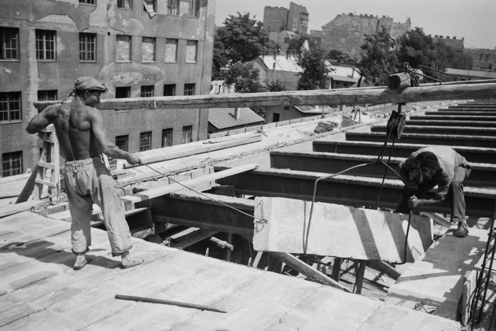 Hungary, Budapest VI., Nyugati pályaudvar területe a Ferdinánd-híd és a Bulcsú utca között, a kép bal szélén a Lehel utca 1/c., 1949, Kovács Márton Ernő, muscle, Budapest, half-naked, worker, construction, Fortepan #33302