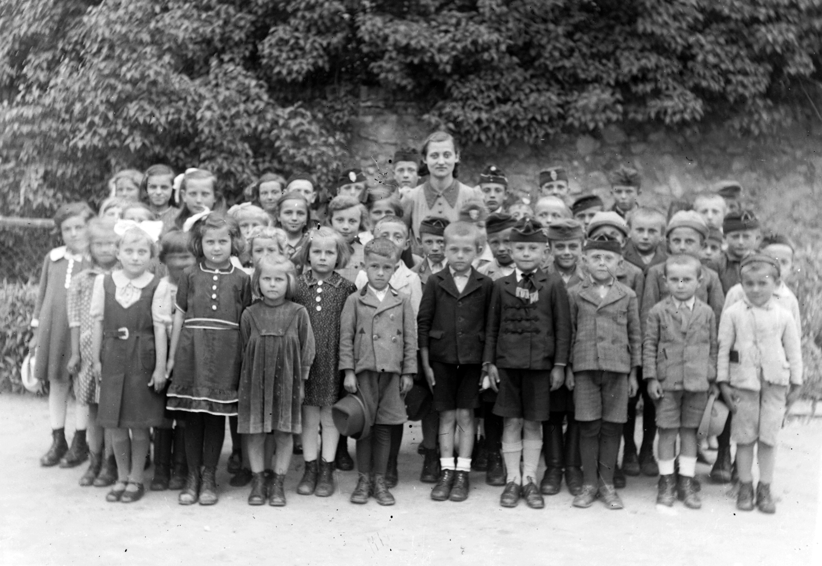 Hungary, Dabrony, 1923, Körmendy Pál, school, class photo, kids, woman, teacher, Bocskai coat, Fortepan #33307