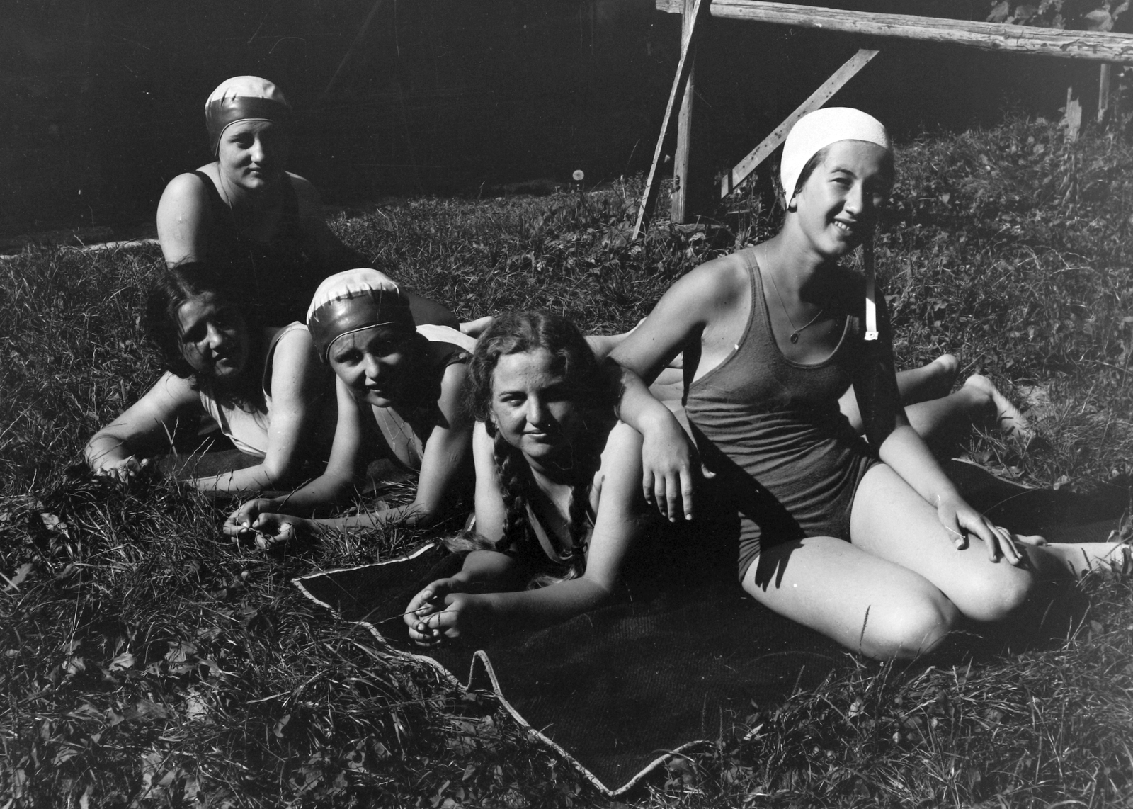 1927, Körmendy Pál, beach, free time, bathing suit, tableau, women, summer, bathing caps, shore, prop up on elbows, lying on stomach, Fortepan #33309