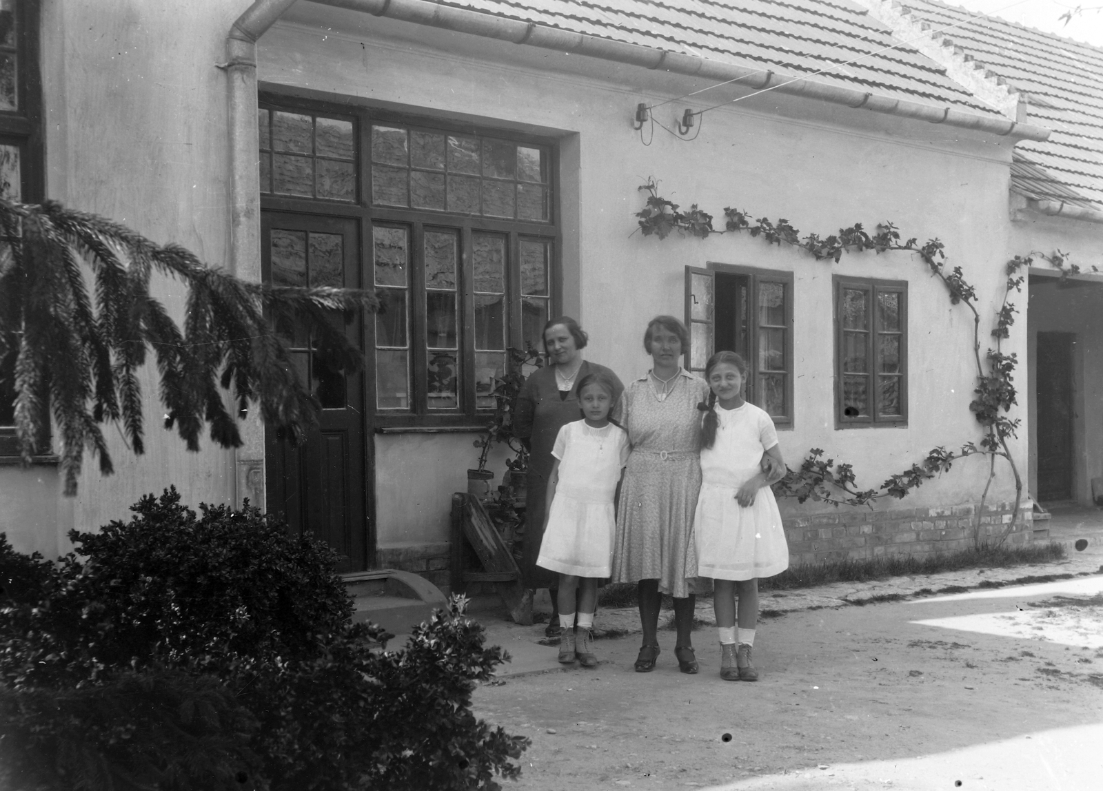 Hungary, Dabrony, 1930, Körmendy Pál, yard, tableau, women, girl, Fortepan #33312