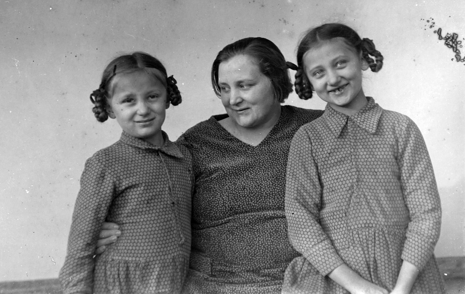 1930, Körmendy Pál, csoportkép, nő, copf, lány, anya, Fortepan #33330