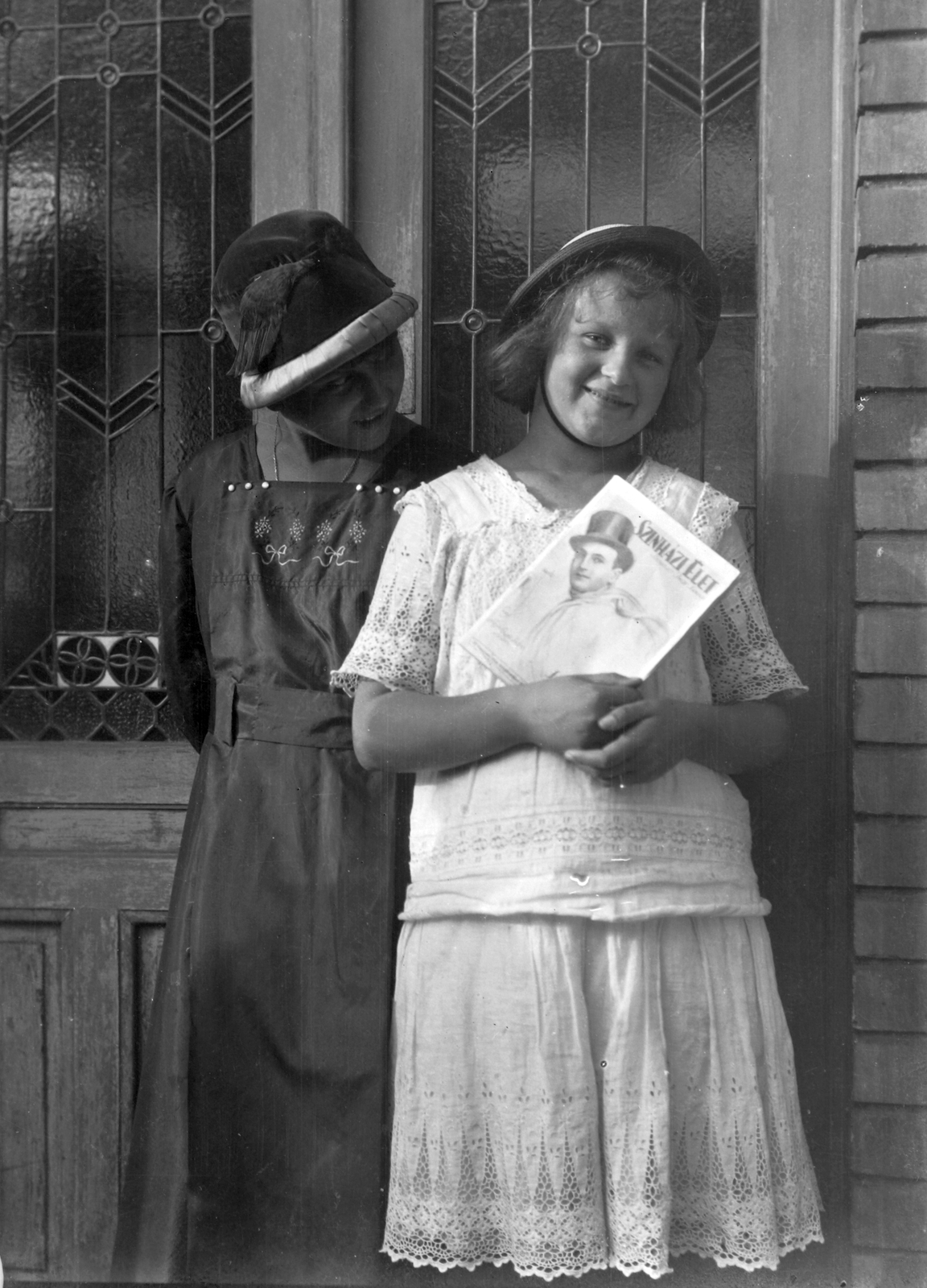 1918, Körmendy Pál, smile, women, newspaper, double portrait, Fortepan #33337