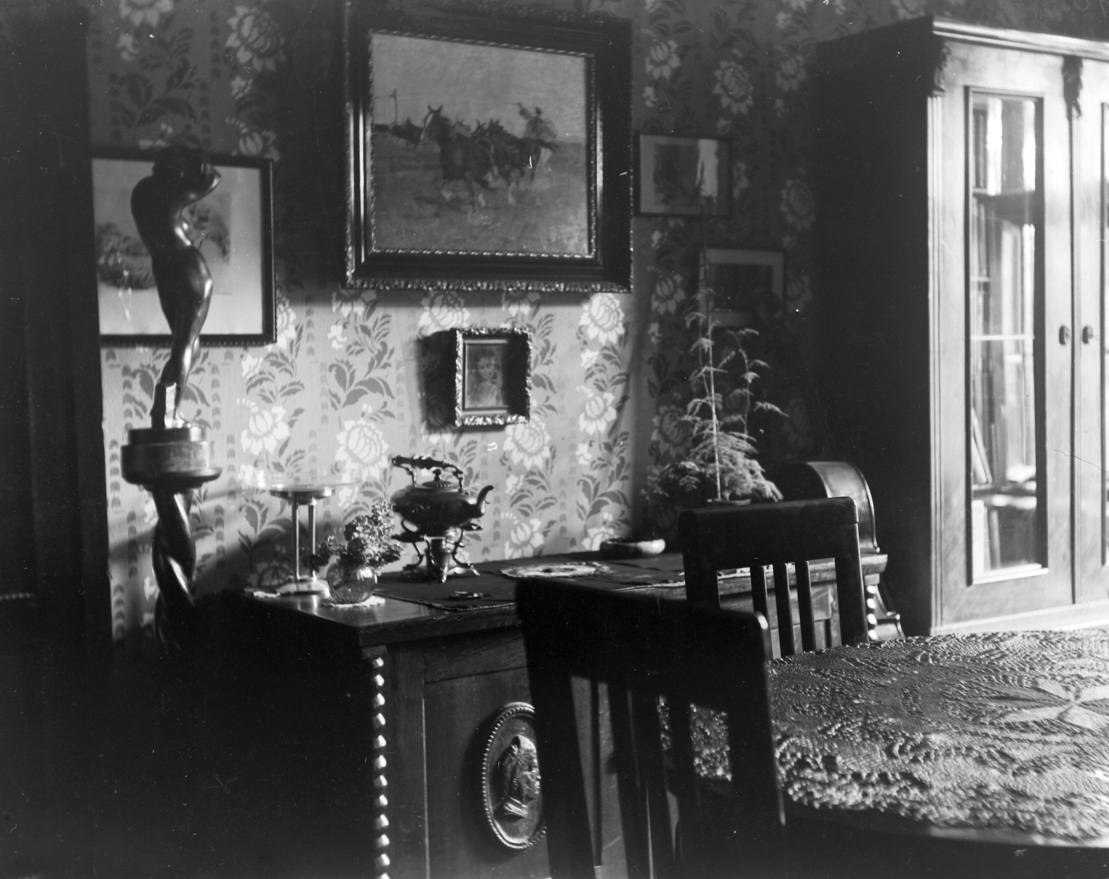 1930, Körmendy Pál, szobor, bútor, kézimunka, festmény, enteriőr, asztal, szék, asztalterítő, szekrény, komód, teáskanna, csipke, tapéta, Fortepan #33343