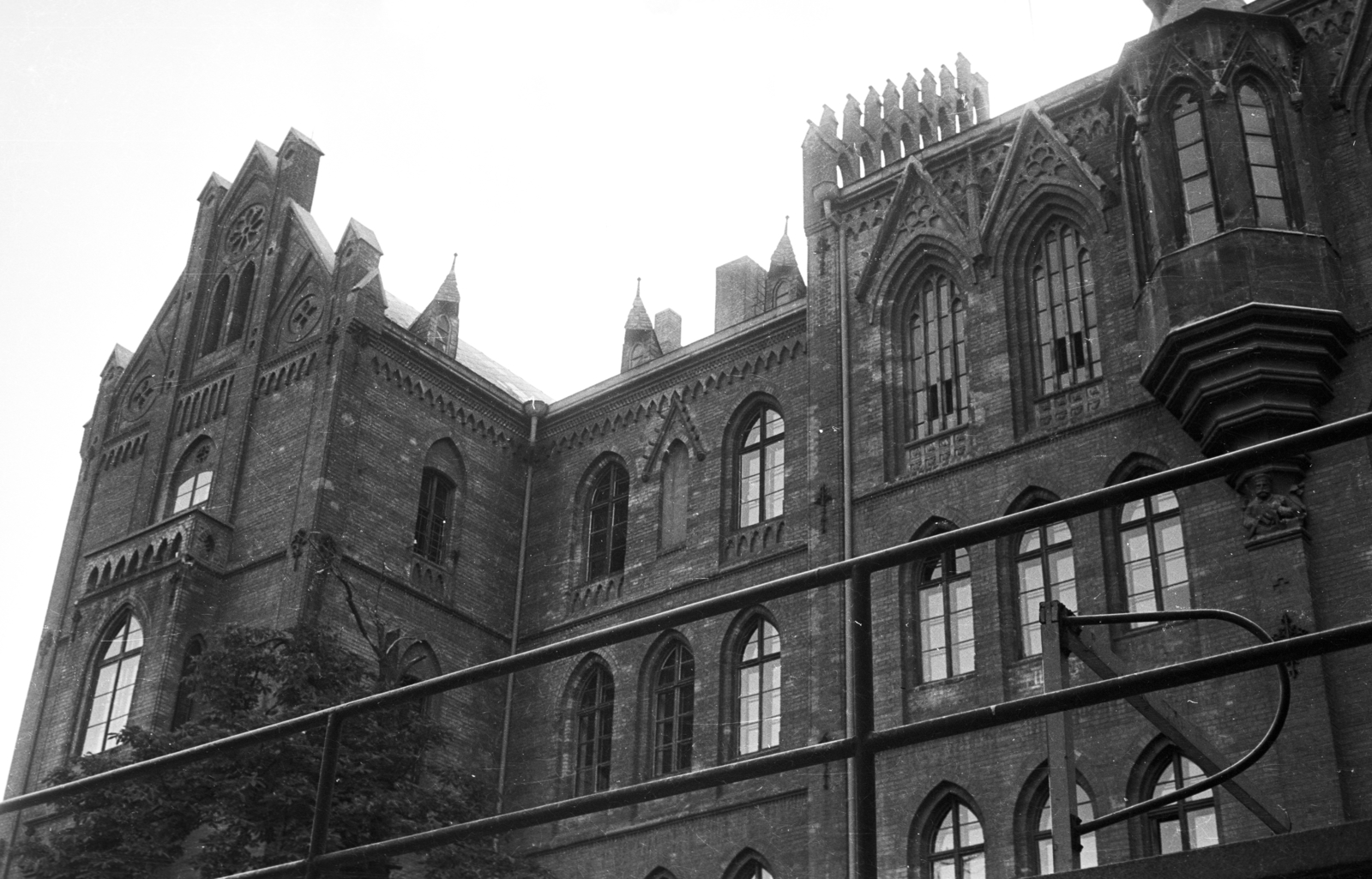 Hungary, Víziváros, Budapest I., Toldy Ferenc utca 9., Toldy Ferenc Gimnázium a sportpálya felől., 1981, Építésügyi Dokumentációs és Információs Központ, VÁTI, Budapest, Fortepan #33347