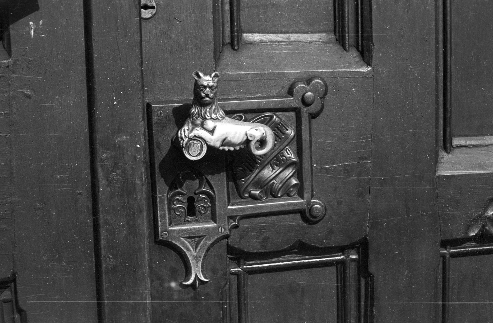 Hungary, Víziváros, Budapest I., Toldy Ferenc utca 9., a Toldy Ferenc Gimnázium kapuja., 1981, Építésügyi Dokumentációs és Információs Központ, VÁTI, handle, Budapest, keyhole, Fortepan #33348