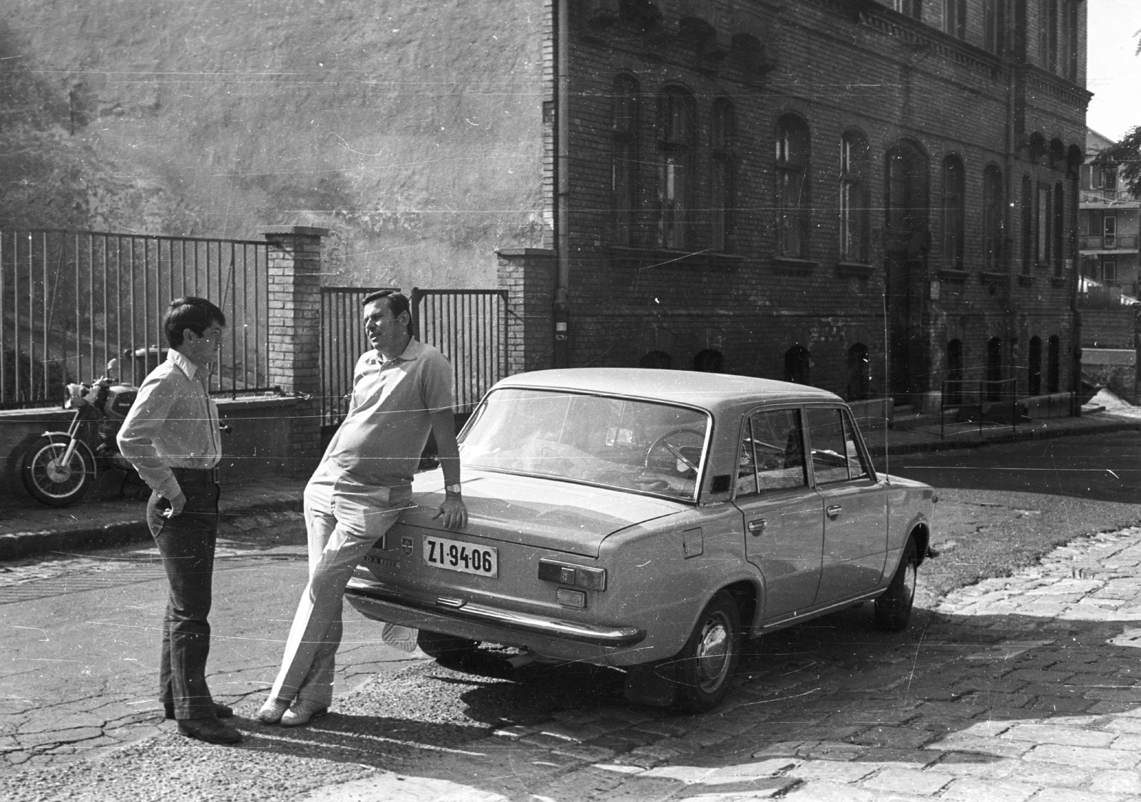 Hungary, Víziváros, Budapest I., Toldy Ferenc utca 30. Építőipari Szakközépiskola, ma Kodály Zoltán Magyar Kórusiskola. Lada 1300 típusú személygépkocsi (Zsiguli)., 1981, Építésügyi Dokumentációs és Információs Központ, VÁTI, Soviet brand, motorcycle, Lada-brand, automobile, number plate, Budapest, Fortepan #33349