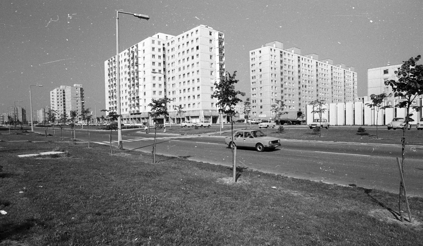 Hungary, Győr, Marcalváros (Kun Béla lakótelep), Lajta út a Répce (Heszky Ezsébet) utca felé nézve., 1987, Építésügyi Dokumentációs és Információs Központ, VÁTI, socialism, concrete block of flats, Fortepan #33379