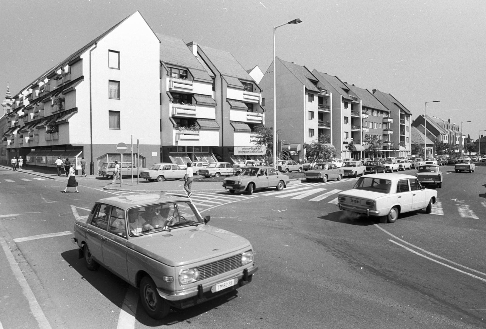 Hungary, Győr, Pálffy (Molnár Krausz Ferenc) utca - Teleki László (Gorkij) utca sarok., 1987, Építésügyi Dokumentációs és Információs Központ, VÁTI, Trabant-brand, street view, Skoda-brand, Lada-brand, Wartburg-brand, automobile, number plate, Fortepan #33384