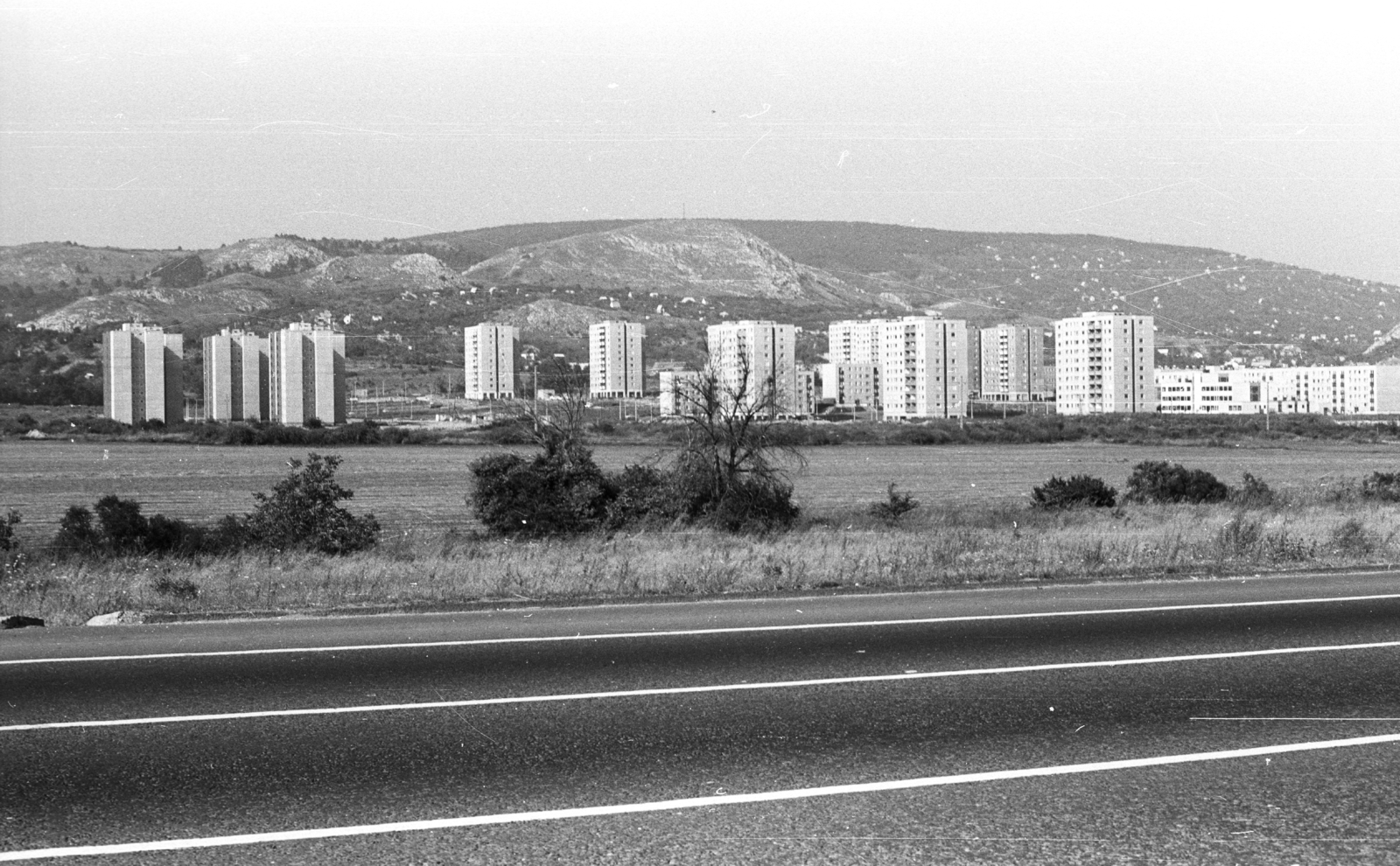Hungary, Budaörs, lakótelep az M1-M7-es autópálya közös szakasza felől nézve., 1987, Építésügyi Dokumentációs és Információs Központ, VÁTI, Fortepan #33386