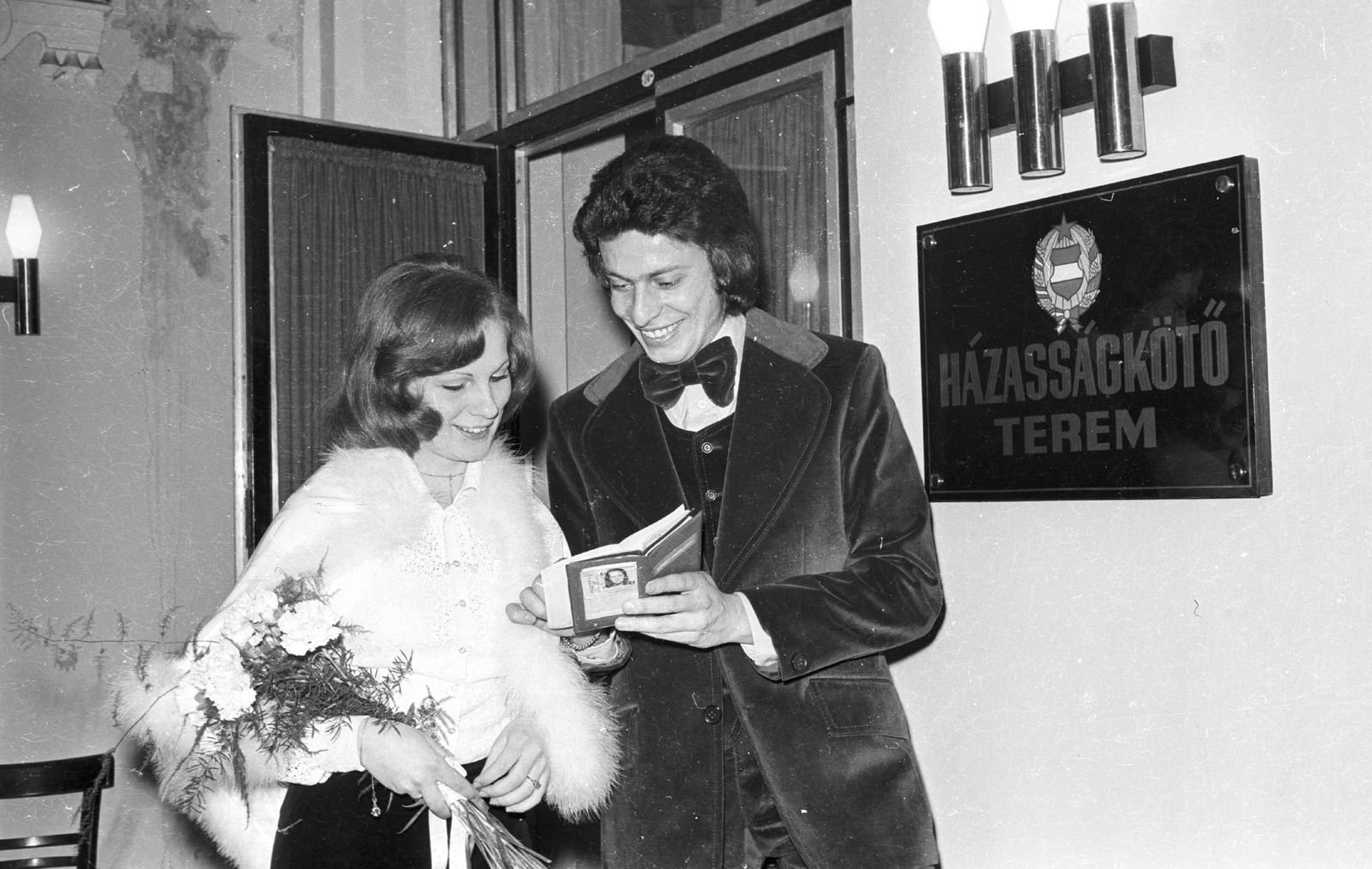 Hungary, Budapest VIII., Baross utca 63-67. Kerületi Tanács (később Polgármesteri Hivatal), a felvétel az Állami Anyakönyvvezetőség házasságkötő terme előtt készült., 1979, Fortepan, wedding ceremony, crest, Budapest, Kádár-crest, bow tie, Fortepan #33408