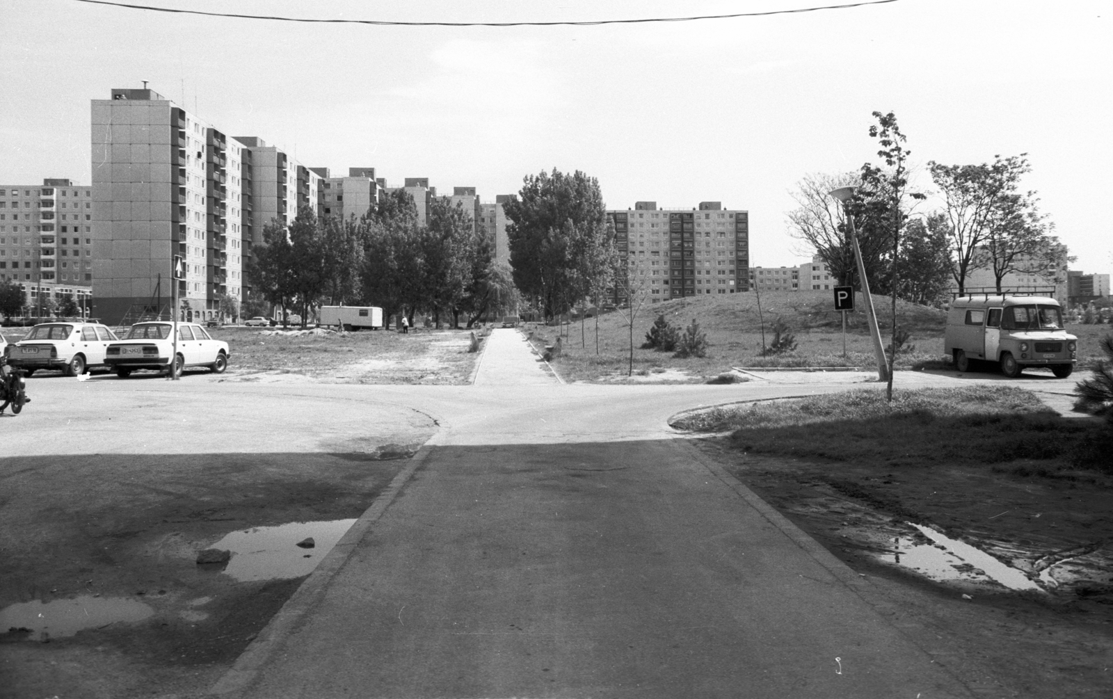 Hungary, Székesfehérvár, Palotaváros (Lenin lakótelep), központi park, háttérben a Tolnai utca házai., 1986, Építésügyi Dokumentációs és Információs Központ, VÁTI, Czechoslovak brand, blocks, Skoda-brand, Nysa-brand, Fortepan #33419