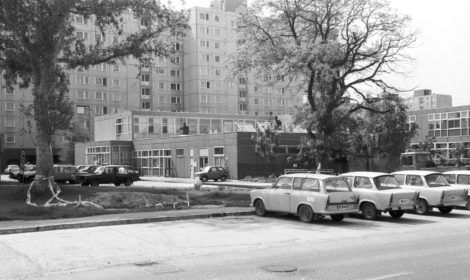 Hungary, Székesfehérvár, Palotaváros (Lenin lakótelep), a Tolnai Utcai Általános Iskola a Selyem utca felől nézve., 1986, Építésügyi Dokumentációs és Információs Központ, VÁTI, school, German brand, Trabant-brand, blocks, Lada-brand, Polski Fiat-brand, car park, automobile, number plate, Fortepan #33425