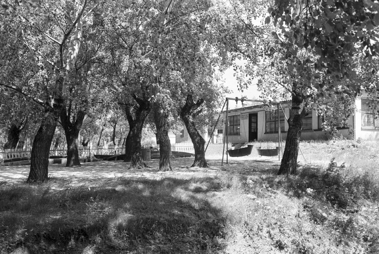 Hungary, Mártély, 1968, Építésügyi Dokumentációs és Információs Központ, VÁTI, swing-boat, Fortepan #33430