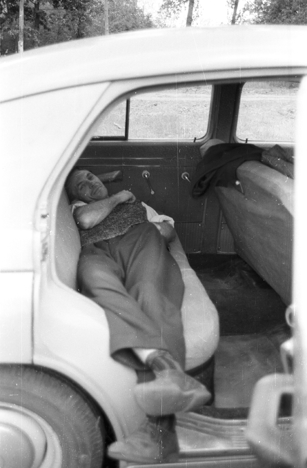 Hungary, 1968, Építésügyi Dokumentációs és Információs Központ, VÁTI, sleeping, vehicle interior, Fortepan #33435