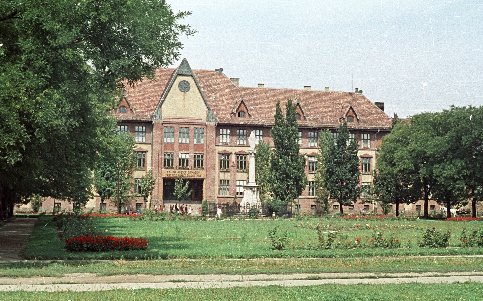 Hungary, Kecskemét, Boldogasszony (Béke) tér, Katona József Gimnázium., 1963, Építésügyi Dokumentációs és Információs Központ, VÁTI, school, colorful, sculpture, Fortepan #33452