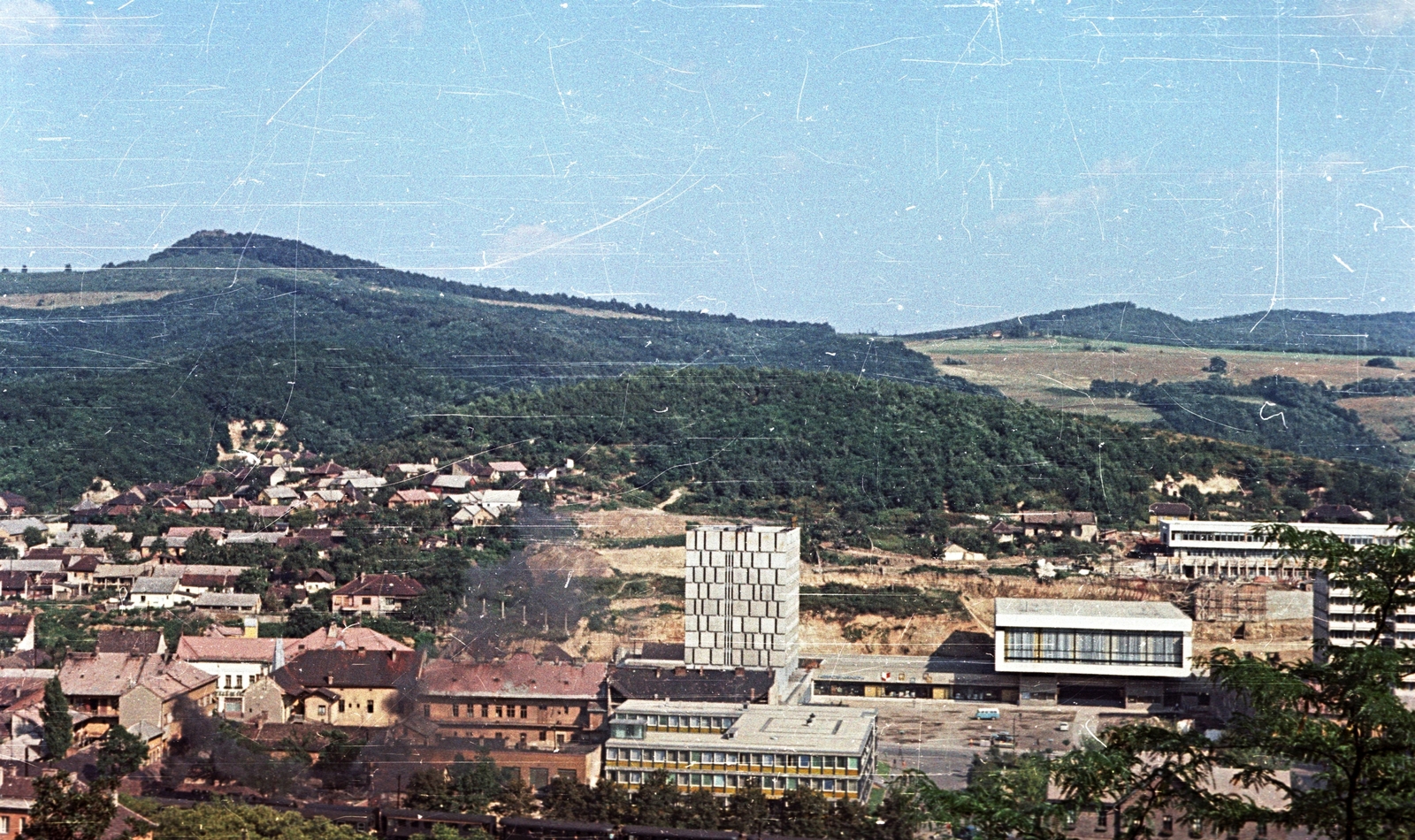 Hungary, Salgótarján, városközpont a Szent Imre-hegyről nézve, középen a Karancs szálló és a József Attila Művelődési Központ., 1966, Építésügyi Dokumentációs és Információs Központ, VÁTI, construction, hotel, cityscape, picture, Fortepan #33468