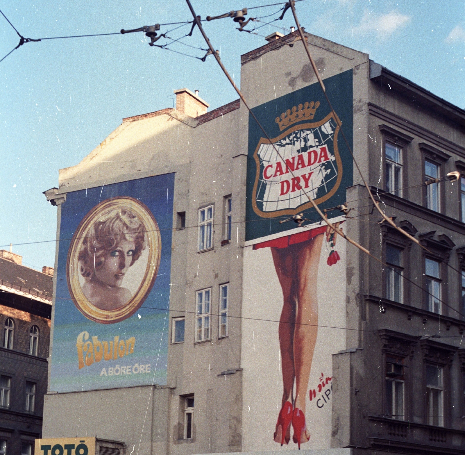 Hungary, Budapest VIII., Kálvin tér, tűzfal az Üllői út és Baross utca között. Fabulon mozaikkép és Mino cipő reklám., 1985, Építésügyi Dokumentációs és Információs Központ, VÁTI, ad, food, Budapest, Canada Dry, colorful, Fortepan #33485