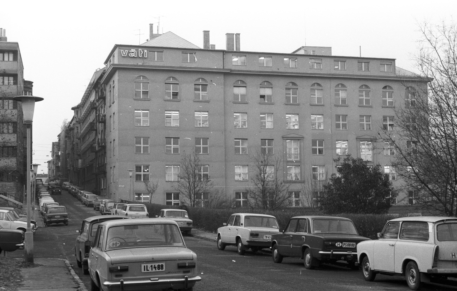 Magyarország, Budapest I., Gellérthegy utca a Mészáros utca felé nézve, az épületek mellett a keresztező Orvos lépcső., 1985, Építésügyi Dokumentációs és Információs Központ, VÁTI, Trabant-márka, Lada-márka, rendszám, Budapest, országjelzés, Fortepan #33486