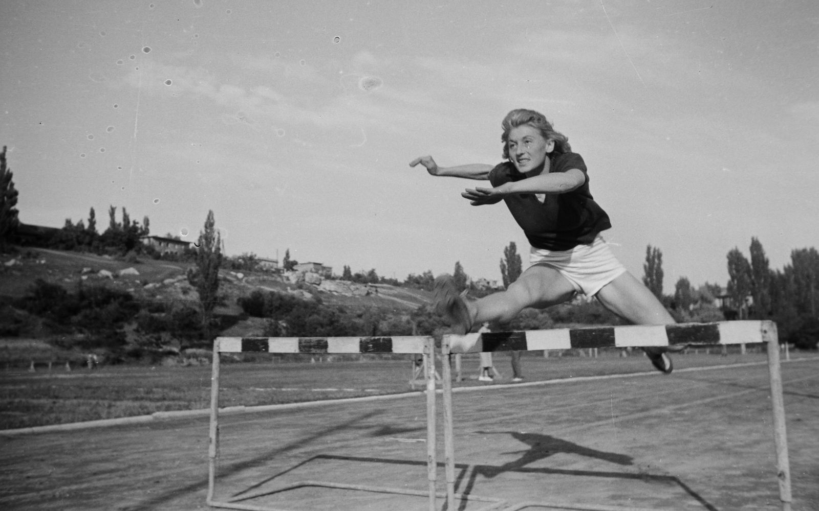 Magyarország, Budapest II., Pasaréti út 11-13., Vasas Sportcentrum, Gyarmati Olga olimpiai bajnok atléta., 1949, Kovács Márton Ernő, gátfutás, Budapest, híres ember, Fortepan #33492