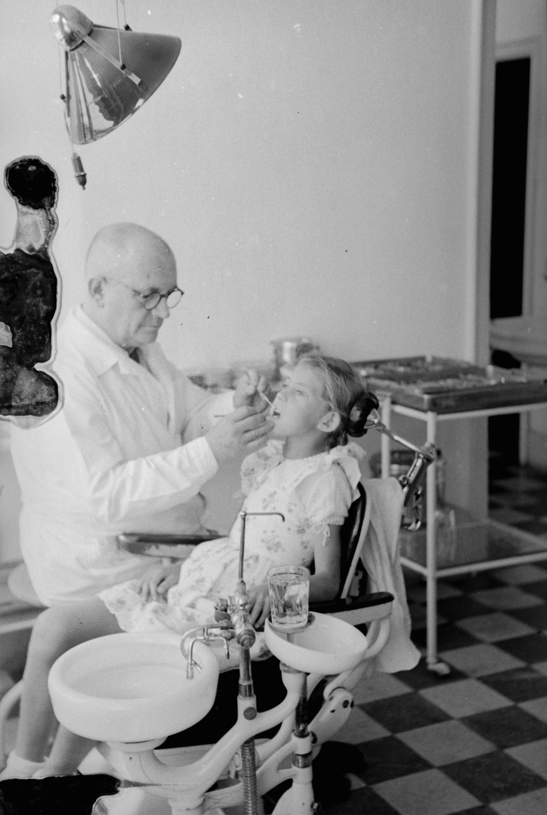 Hungary, Budapest XXI., Csepel, Országos Társadalombiztosítási Intézet (OTI) Áruház téri gyermekfogászata., 1949, Kovács Márton Ernő, dentist, Budapest, kid, damaged photo, Fortepan #33505