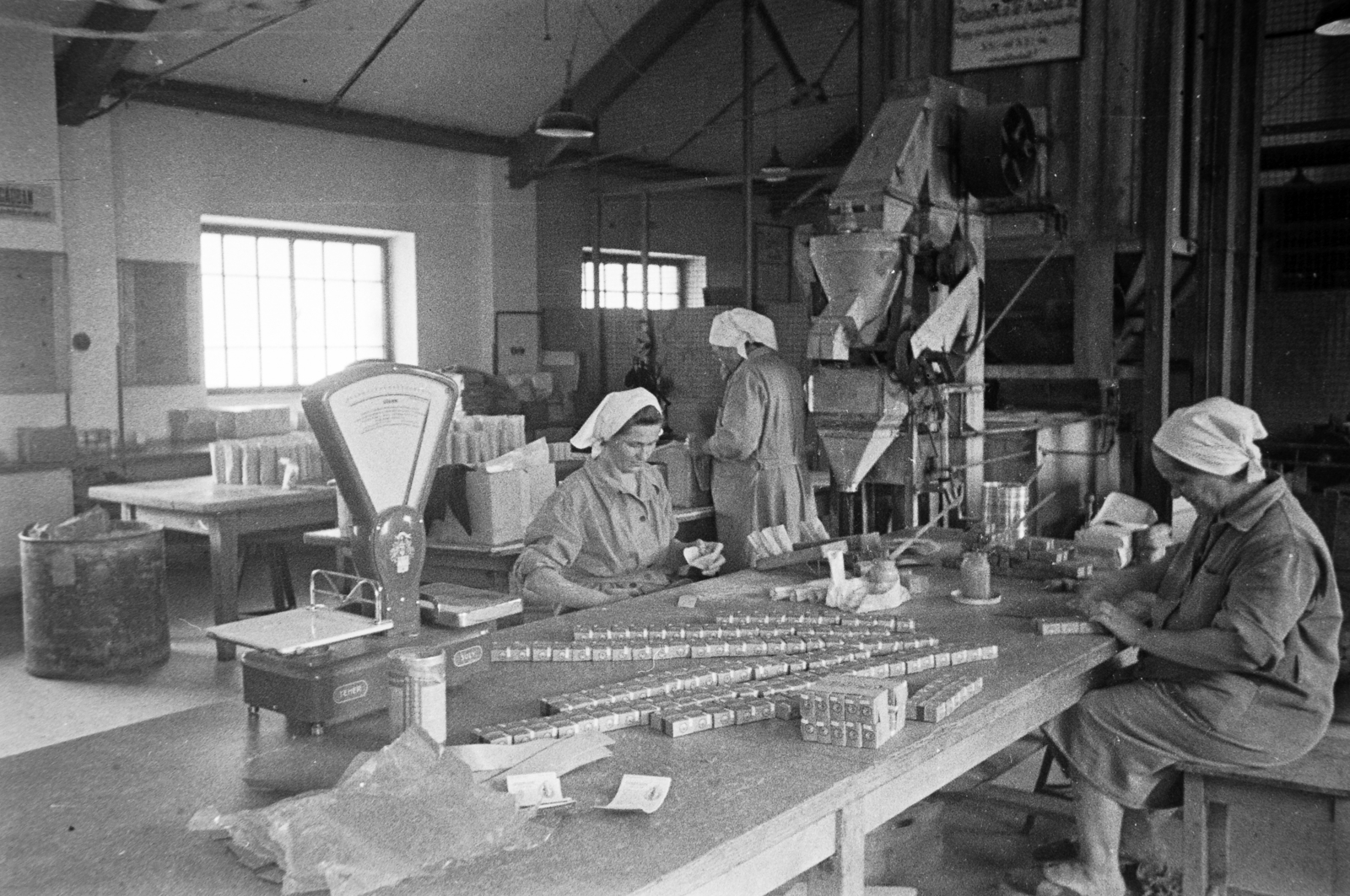 Hungary, Budapest X., Keresztúri út 30-38. Wander Gyógyszer- és Tápszergyár, ma Egis Gyógyszergyár., 1949, Kovács Márton Ernő, Budapest, overall, scale, headscarf, women, medicine production, Fortepan #33510