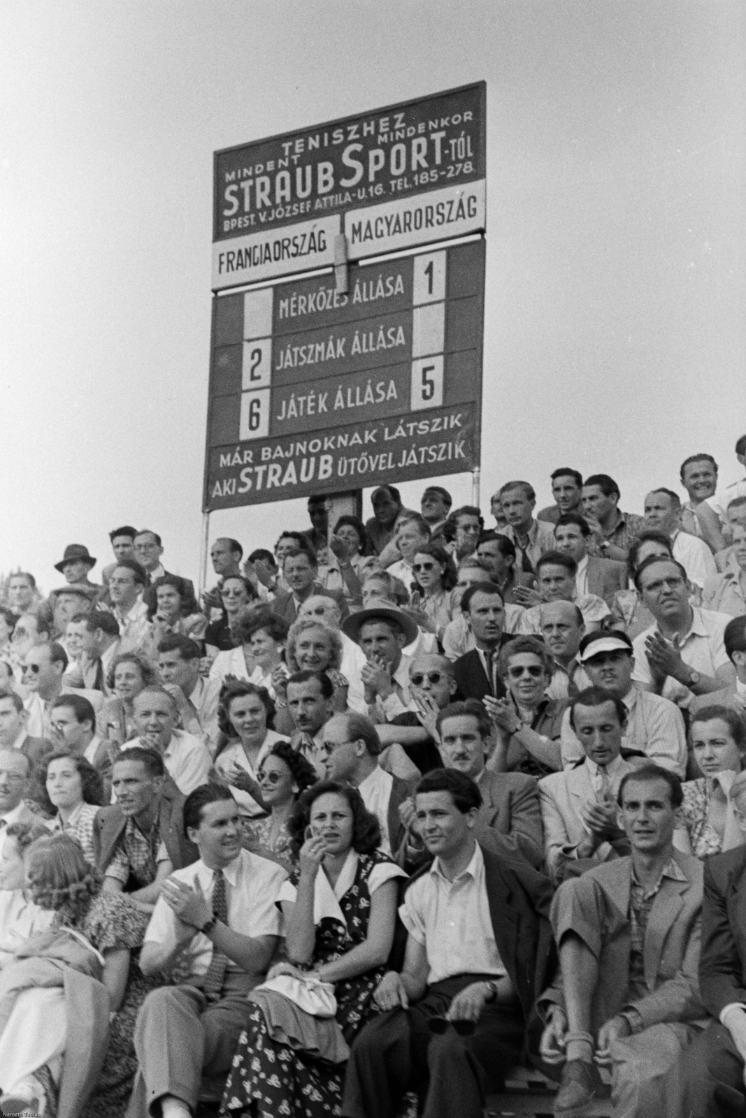 Hungary, Budapest XIV., Szabó József utca, Millenáris sporttelep, Magyarország-Franciaország (2:3) Davis kupa európai zóna elődöntő teniszmérkőzés., 1949, Kovács Márton Ernő, Budapest, audience, tennis, scoreboard, Fortepan #33516