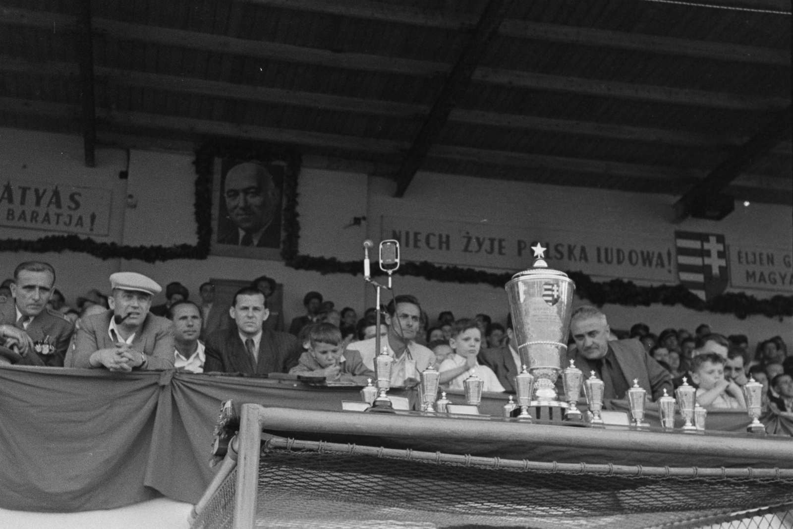 Magyarország, Debrecen, Nagyerdei Stadion, Magyarország - Lengyelország (8:2) válogatott labdarúgó-mérkőzés. Népbolt kupa, a meccs tiszteletdíja., 1949, Kovács Márton Ernő, sport, Rákosi Mátyás-ábrázolás, kupa, nemzeti jelkép, Fortepan #33526