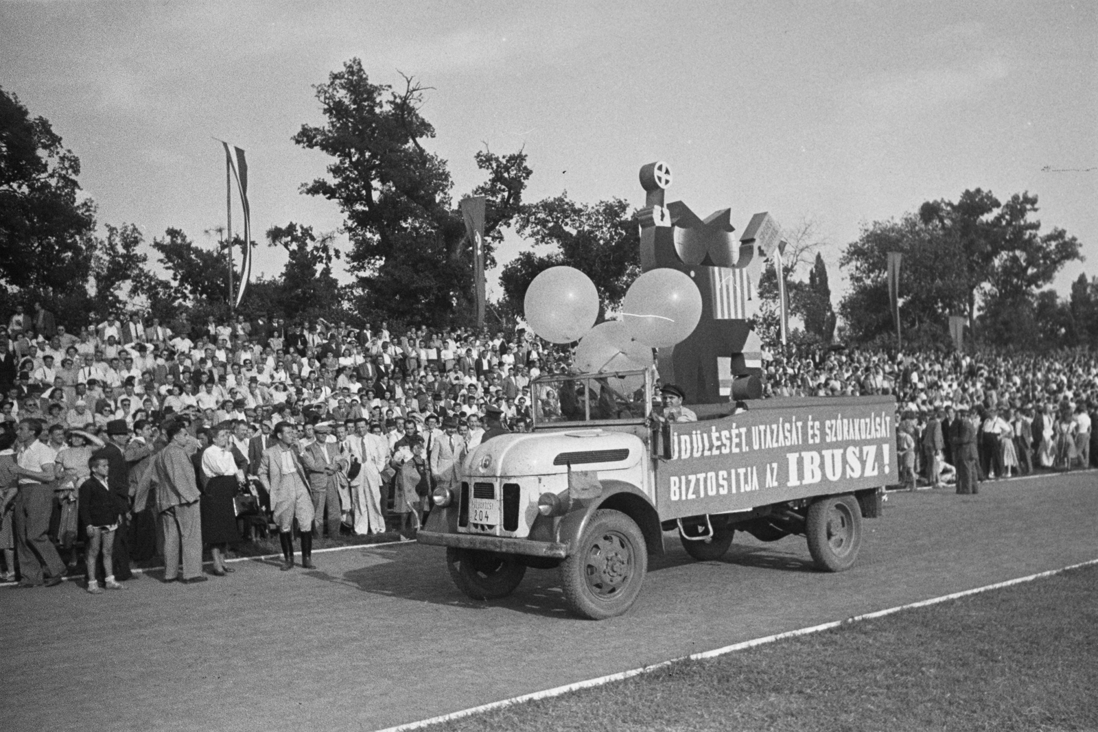 Hungary, Debrecen, Nagyerdei Stadion, Magyarország - Lengyelország (8:2) válogatott labdarúgó-mérkőzés., 1949, Kovács Márton Ernő, Steyr-brand, Austrian brand, commercial vehicle, ad, Steyr 1500A, Fortepan #33533