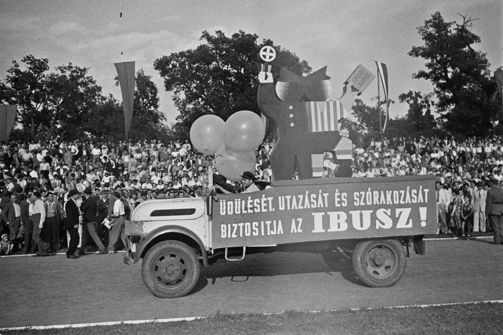 Hungary, Debrecen, Nagyerdei Stadion, Magyarország - Lengyelország (8:2) válogatott labdarúgó-mérkőzés., 1949, Kovács Márton Ernő, Steyr-brand, Austrian brand, commercial vehicle, theater, ad, Steyr 1500A, Fortepan #33534